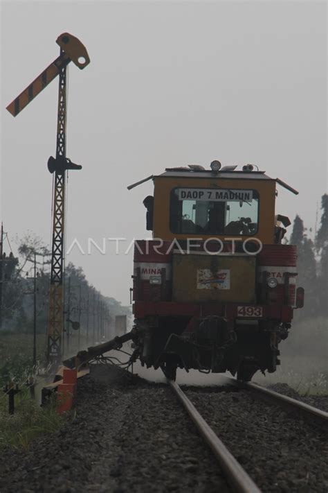 Perbaikan Rel Kereta Api Antara Foto