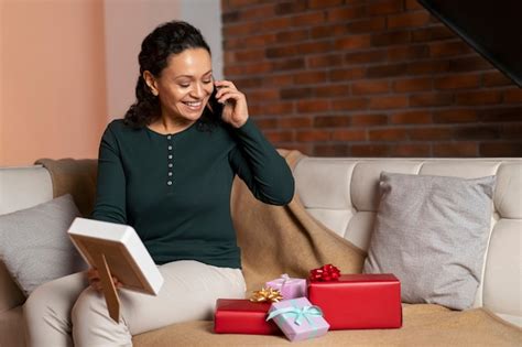 Femme Parlant à Son Amant Longue Distance Photo Gratuite