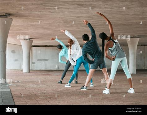 Grupo Entrenamiento Y Equipo De Estiramiento Como Un Club De Fitness