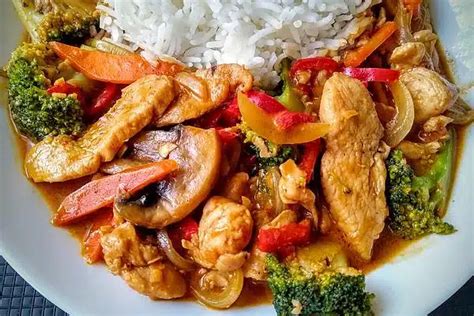 Schnelles Thai Curry Mit Huhn Paprika Und Feiner Erdnussnote 99 Rezepte