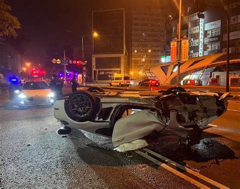 台中男喝茫開保時捷跑車 自撞台灣大道分隔島四輪朝天 社會 自由時報電子報