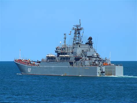 Большой десантный корабль "Кондопога" Северного флота на ходу в Черном море