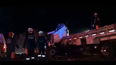 Un Choque Entre Un Autob S Y Un Cami N Dej Muertos En El Noreste De