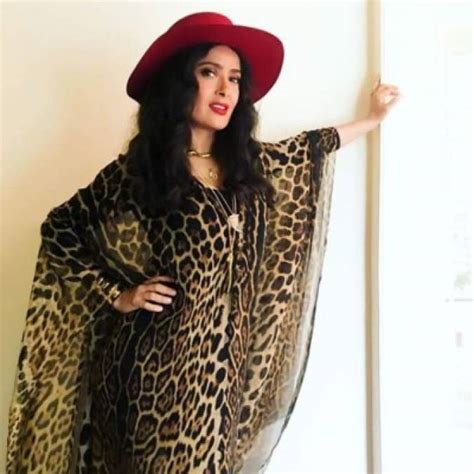 Salma Hayek causa furor al posar en bikini por sus años famosos se quedan atónitos