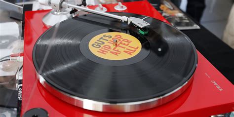 Radio France Met Aux Enchères 8 000 Vinyles De Sa Propre Discothèque