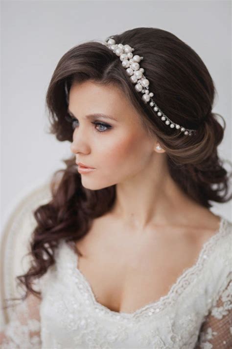 coiffure mariage cheveux long semi attachés frange côté serre tête