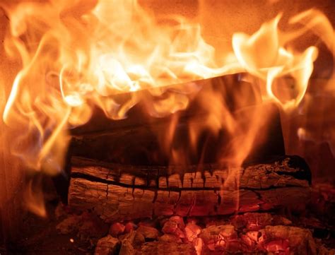 Chamas De Fogo E Lareira De Toras De Madeira Queimando Fecham A Casa