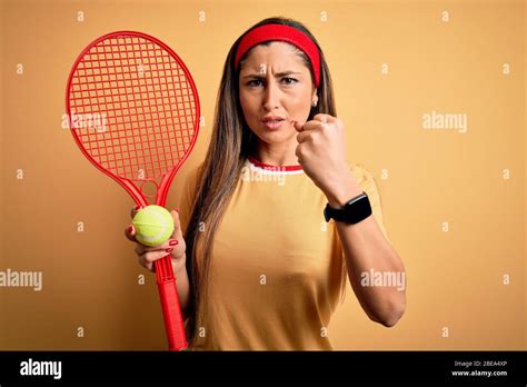 Belle Brunette Sportswoman Jouant Au Tennis Avec Raquette Et Boule Sur Fond Jaune Agac Et