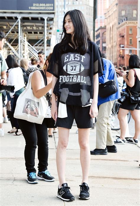 19 Stylish Ways To Wear A Sports Jersey Outfits Cute Outfits Fashion