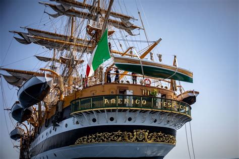 A Bordo Del Amerigo Vespucci El Barco En El Que No Se Duerme M S De