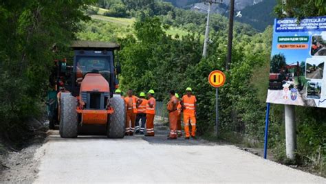 ASFALTIRANO 30 KILOMETARA ZA DEVET MESECI Svi putevi oštećeni tokom