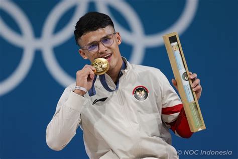 Foto Profil Rizki Juniansyah Lifter Pertama Indonesia Peraih Emas