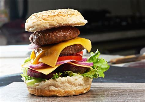 Burger De Carne E Queijo No Cardápio Em Restaurante Tomate De