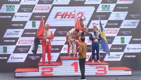 F1 PowerBoat Danau Toba Berakhir Presiden RI Serahkan Piala