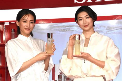 「新生活に始めよう！sk Ii 肌測定イベント」に出席した池江璃花子（左）と綾瀬はるか ― スポニチ Sponichi Annex 芸能