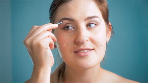 Retrato Del Primer De La Mujer Morena Sonriente Que Despluma Las Cejas