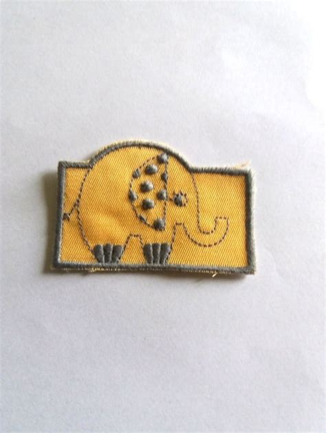 1 écusson tissé et brodé éléphant jaune et gris applique a coudre