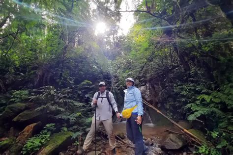 Berfoto Dengan Latar Belakang Pegunungan Yang Megah Destinasi