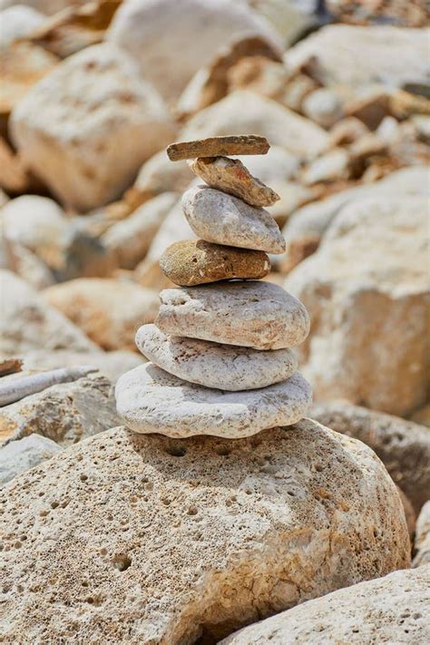 Piedras De Equilibrio En La Playa Foto De Archivo Imagen De Guijarro