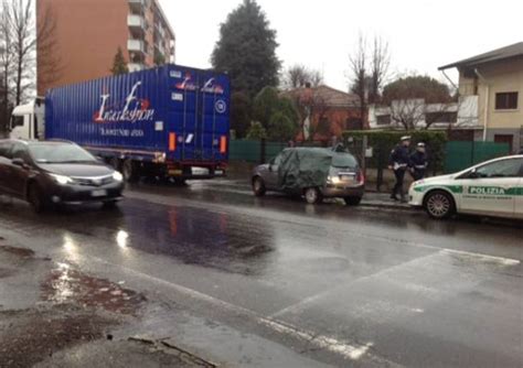 Incidente Camion Auto Sul Sempione VareseNews Foto