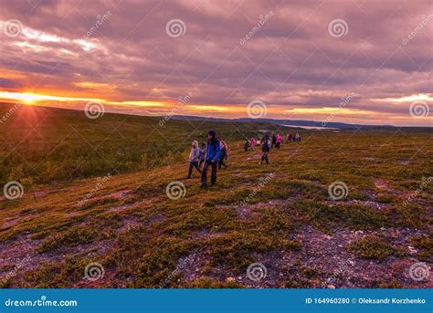 Los Excursionistas Siguen El Sendero En La Regi N Noruega De Kautokeino