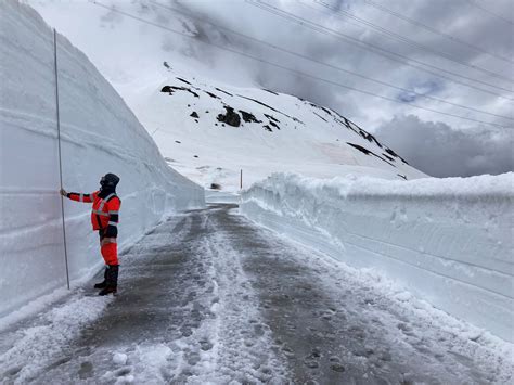 PHOTOS Les images impressionnantes du déneigement des cols de Savoie