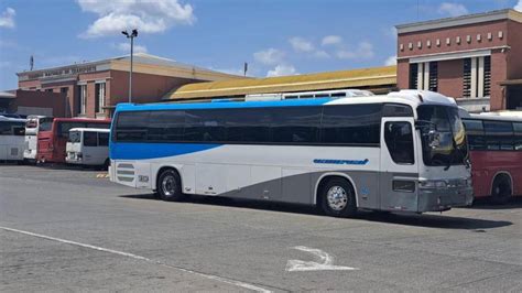 M S De Autobuses Transportar N A Viajeros Desde La Terminal De