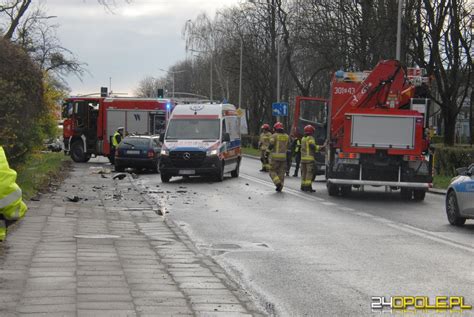 Wypadek z udziałem dwóch samochodów i pieszego na ulicy Ozimskiej w