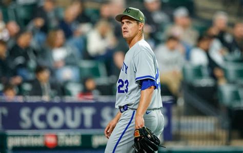 Zack Greinke de pensamiento rápido ayudó a los Reales a salir de una