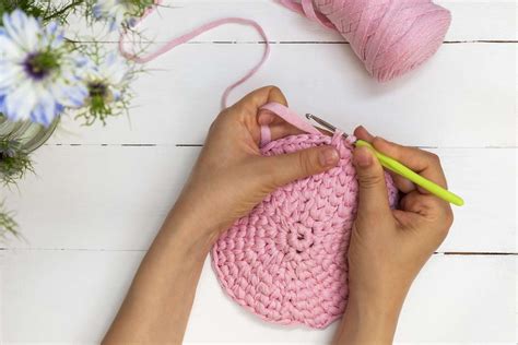 How To Hold Crochet Yarn