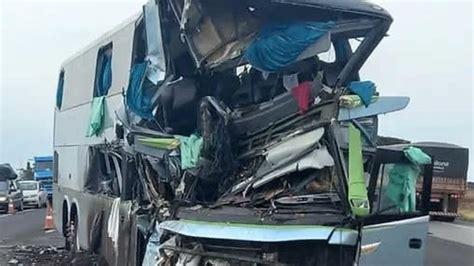 Acidente entre carreta e ônibus deixa mortos e feridas na BR 153