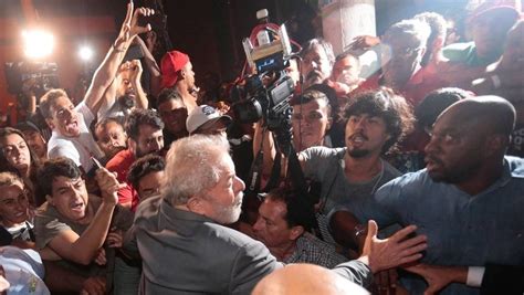 Lula Deixa Sindicato Dos Metalúrgicos E Se Entrega à Polícia Federal