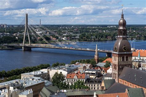 В Латвии директора школы оштрафовали за речь на русском во время выпускного
