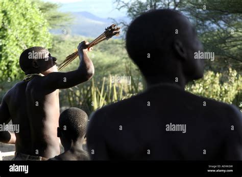 Cazador De Hadzabe Con Arco Y Flechas Fotograf As E Im Genes De Alta