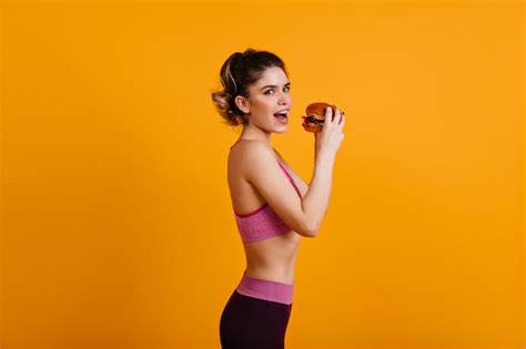 Mujer Delgada Comiendo Hamburguesa Sabrosa Foto Gratis