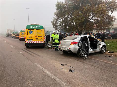 Motorista Fica Presa Nas Ferragens Ap S Carro Bater Em Caminh O Na Br