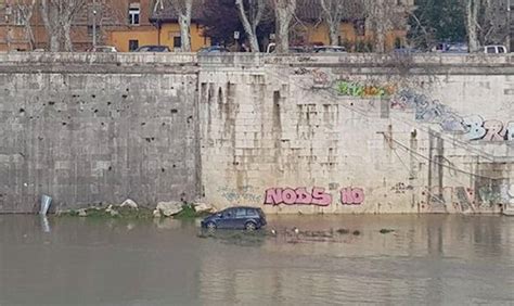 Il Livello Del Tevere Sale E L Acqua Invade Le Banchine Un Auto Naviga