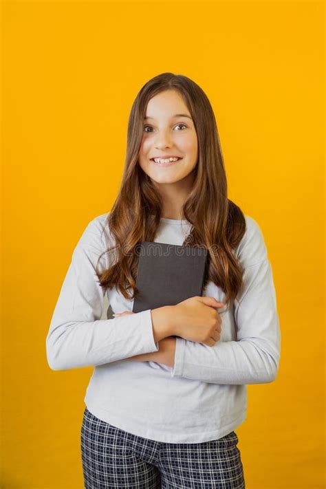 Garotinha Bonitinha Segurando Um Caderno Nas Mãos Foto de Stock