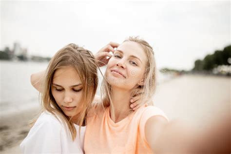 Twee Jonge Aantrekkelijke Blondemeisjes Nemen Een Selfie Op Het Strand