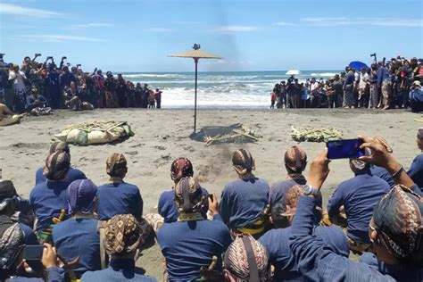 Melihat Khusyuknya Ritual Labuhan Di Pantai Selatan Yogyakarta Si Jogja