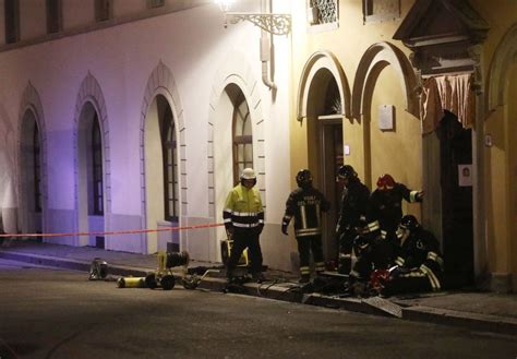 Firenze Fuga Di Gas E Voragine Sul Lungarno Diaz Chiusa La Strada