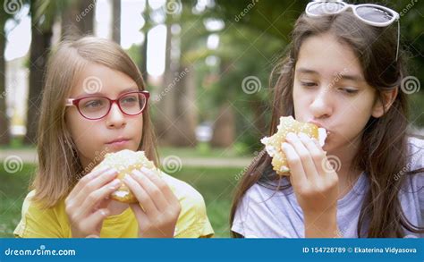 Os Estudantes Tomam Parte Num Piquenique Conceito Duas Amigas Das