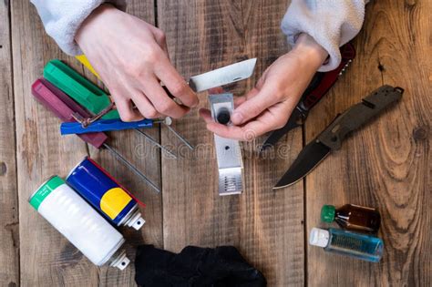 El Afilador Inserta El Cuchillo En El Sistema De Afilado Cuchillos Y