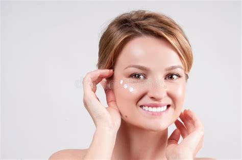 Beleza E Conceito Do Skincare Jovem Mulher Que Aplica O Creme