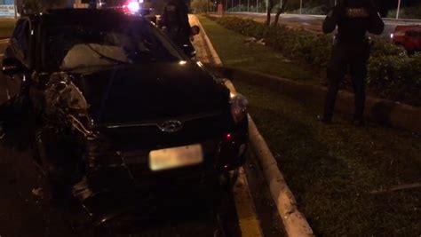 Motorista Abandona Carro Ap S Derrubar Poste Na Avenida Beira Mar Norte