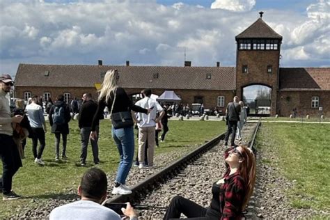 Após foto polêmica Memorial de Auschwitz cobra de turistas respeito às