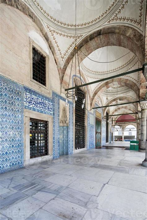 Mezquita Rustem Pasa Estambul Turqu A Foto De Stock En Vecteezy