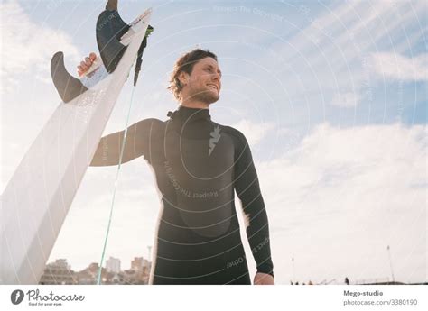 Surfer Der Mit Einem Surfbrett Am Strand Steht Ein Lizenzfreies