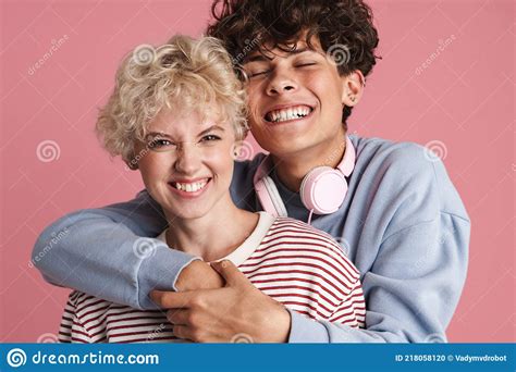 Feliz Joven Pareja De Adolescentes De Pie Aislado Foto De Archivo