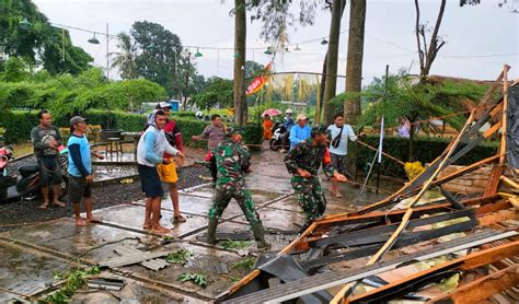 Warung Di Banyuwangi Ambruk Diterjang Angin Puting Beliung SUARA